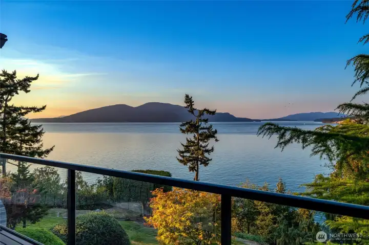 The deck, finished with glass railings, frames uninterrupted views across Rosario Strait and captures scenery that shifts beautifully from dawn to dusk.