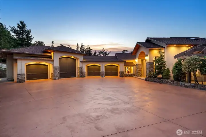 Arrive at a residence that feels both timeless and dramatic, perfectly positioned to celebrate the Pacific Northwest coastline.