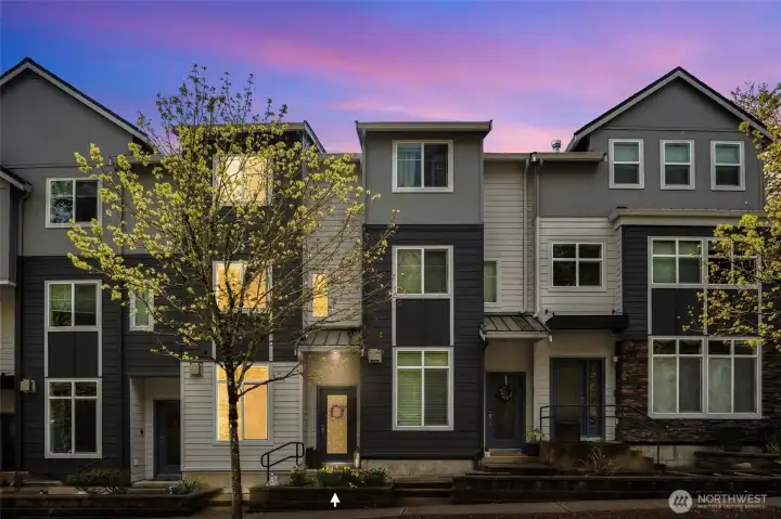 Modern townhome in coveted Issaquah Talus, defining a soaring top-floor retreat. Excellent Issaquah schools.