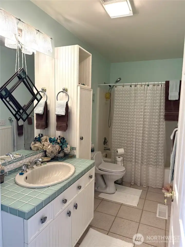 Main level full bath with access to hall and 2nd bedroom.