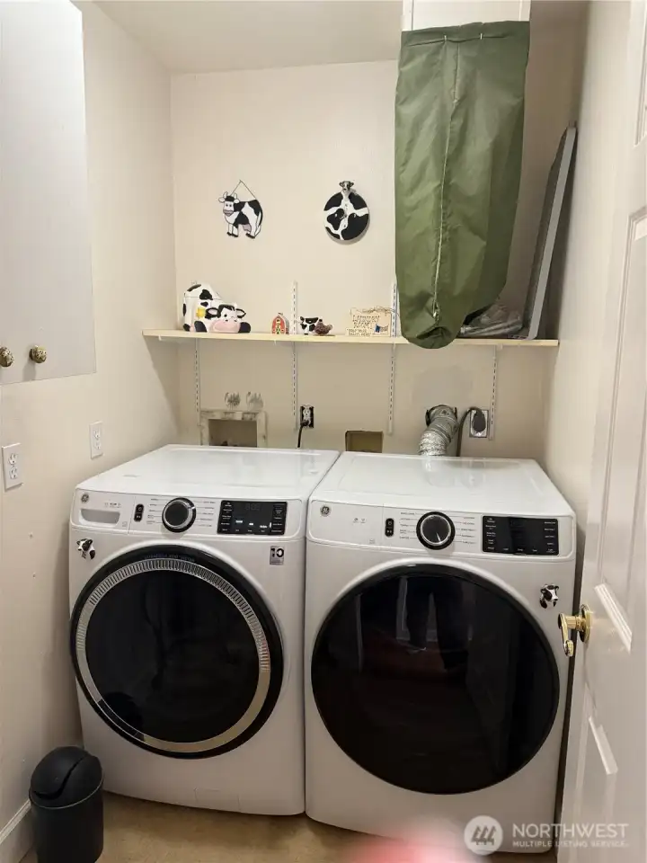Laundry Room. newer GE washer and dryer. Laundry chute from primary bedroom. Laundry Room. newer GE washer and dryer. Laundry chute from primary bedroom.