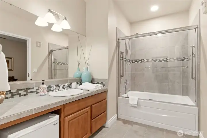 The amazing one bed one full bath for your guest that visit.  This is a first come first to use for up to 6 night for a low cost.