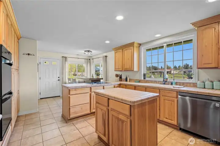 Functional kitchen design with plenty of storage and prep space—perfect for cooking, hosting, and busy households.