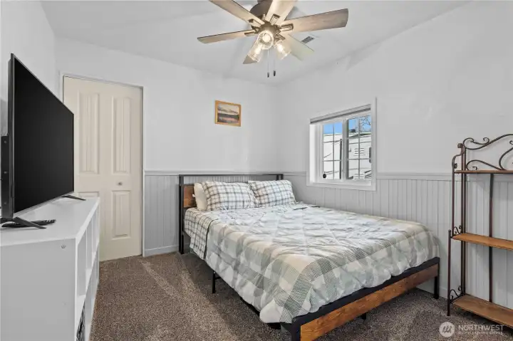 Comfortable secondary bedroom with natural light and flexible use for guests, office, or personal space.