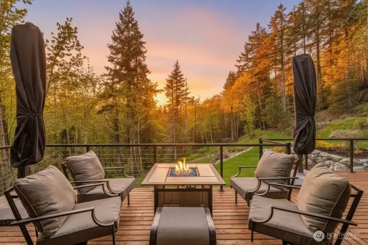 Over 1,000 SF of decks (upper and lower) are great for entertaining. Over 1,000 SF of decks (upper and lower) are great for entertaining.