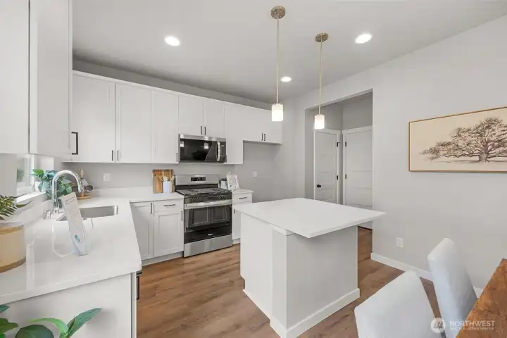 Photographs are for illustrative purposes only. Features, finishes, interior/exterior colors, landscaping and floorplan shown may vary from actual homes built