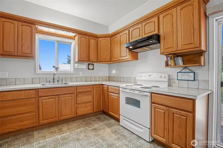 Lots of Cabinets Lots of Cabinets