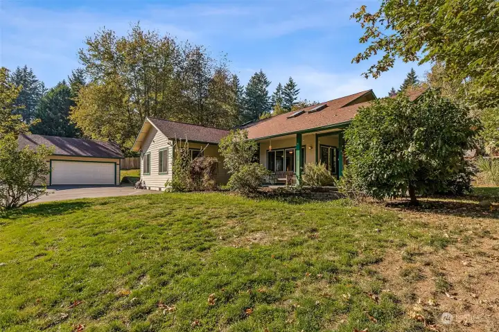 Spacious yard to entertain or garden to your hearts delight