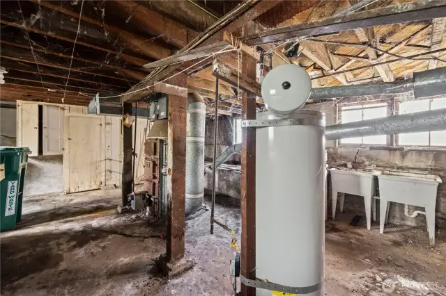 There is an unfinished basement in the home, measuring 400 sq ft.