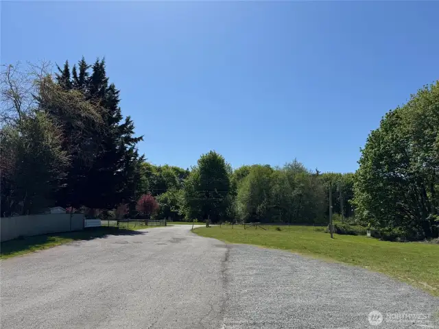 Long driveway provides plenty of parking space.