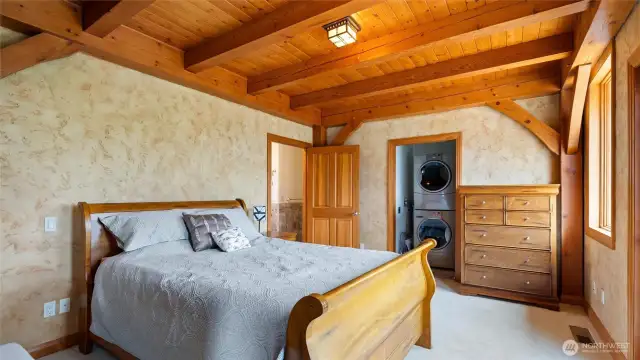 Master bedroom with en suite bath and walk-in closet hey Siri should get me en suite or en suite master bath