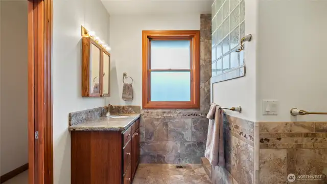 en suite bath w/walk-in closet