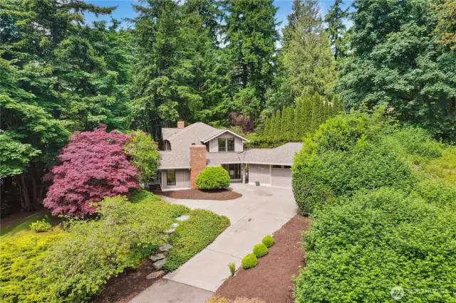 Sammamish Woods charmer on .39 acre corner lot adjacent to greenbelt