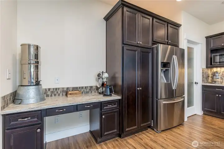 Built-in desk in the kitchen