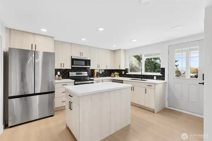 Lower kitchen, stand alone island, stainless LG appliances