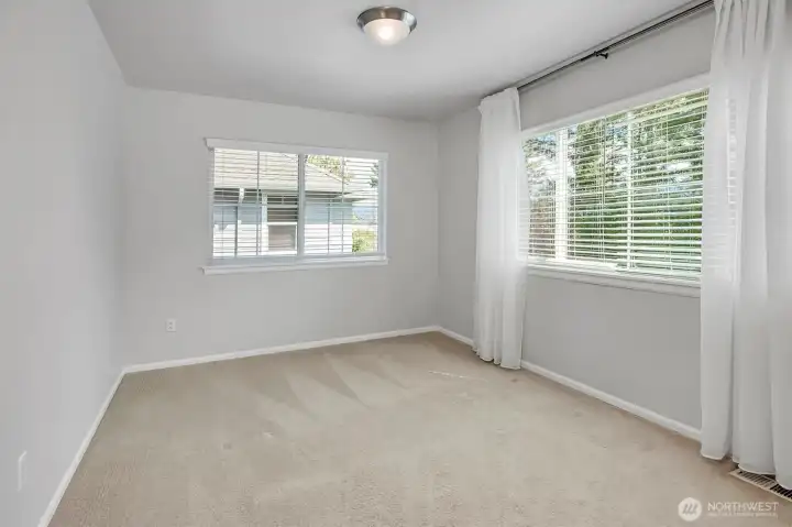 Upper bedroom with Mountain view
