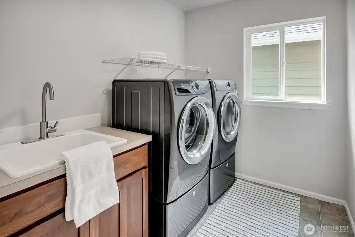 Upper Utility with sink and W/D