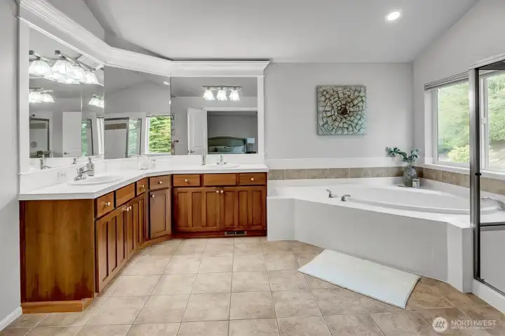 Primary en-suite bath