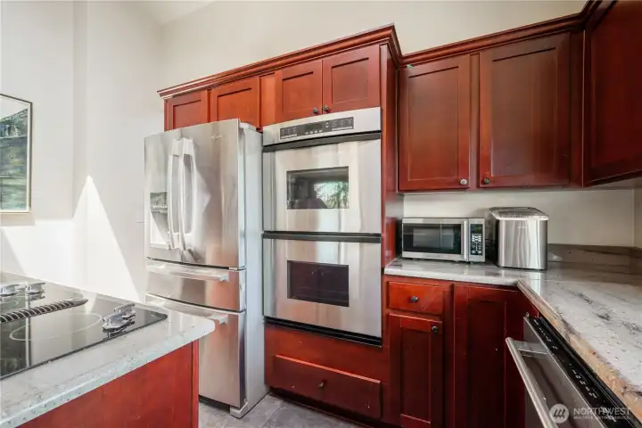 Kitchen W/Stainless Steel Appliances