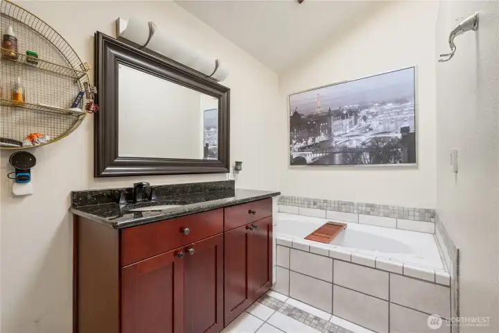 Ensuite W/Sunken Tub