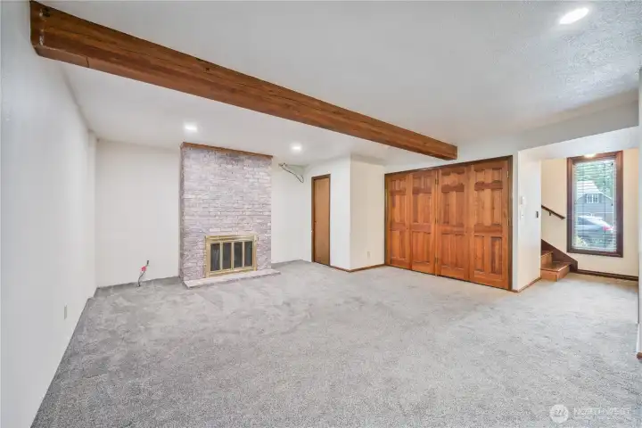Family Room w/Fireplace Family Room w/Fireplace