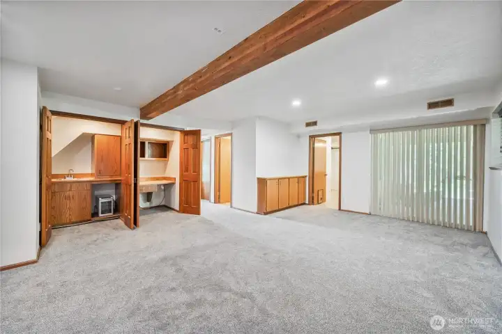 Family Room w/Wet Bar Family Room w/Wet Bar