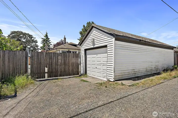 Alley with access to 468 sqft garage/work space Alley with access to 468 sqft garage/work space