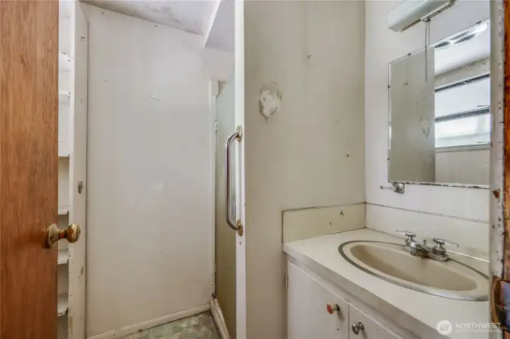 3/4 bath in hallway, ready for updates