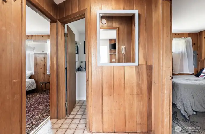 hallway bath between bedrooms