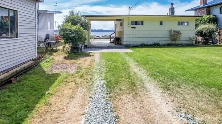 Long driveway allows for large gatherings