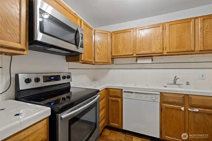 The kitchen offers plenty of cabinetry to store all your cooking essentials. (The dishwasher was replaced with a new stainless steel model in 2025.) The kitchen offers plenty of cabinetry to store all your cooking essentials. (The dishwasher was replaced with a new stainless steel model in 2025.)