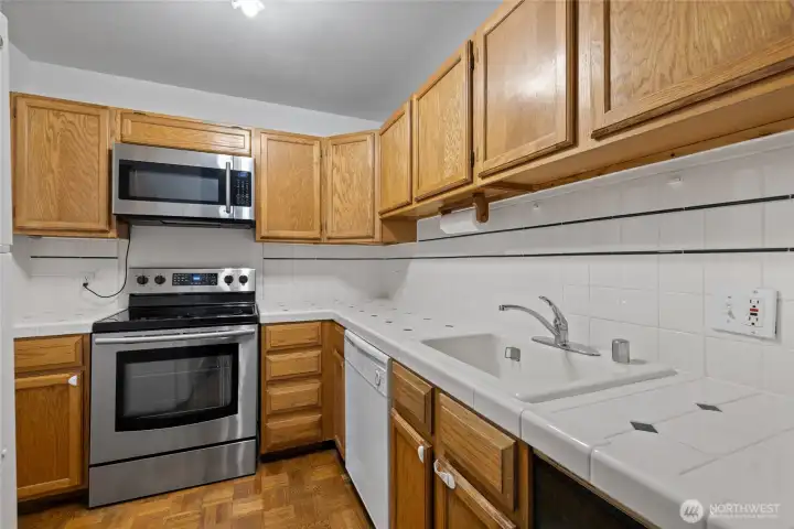 The kitchen offers plenty of cabinetry to store all your cooking essentials. (The dishwasher was replaced with a new stainless steel model in 2025.) The kitchen offers plenty of cabinetry to store all your cooking essentials. (The dishwasher was replaced with a new stainless steel model in 2025.)