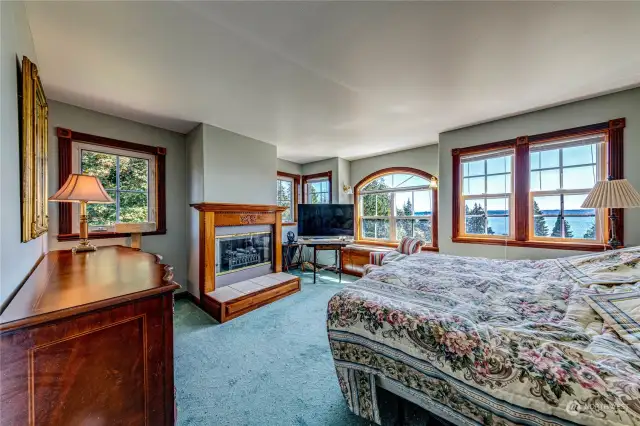 Primary Bedroom w/fireplace