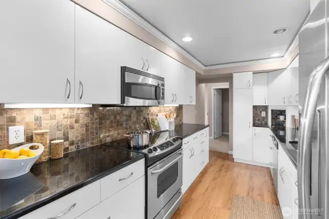 Calling all cooks, this convenient kitchen inspires!
