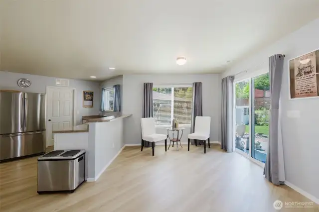 Kitchen bar w/ sun nook