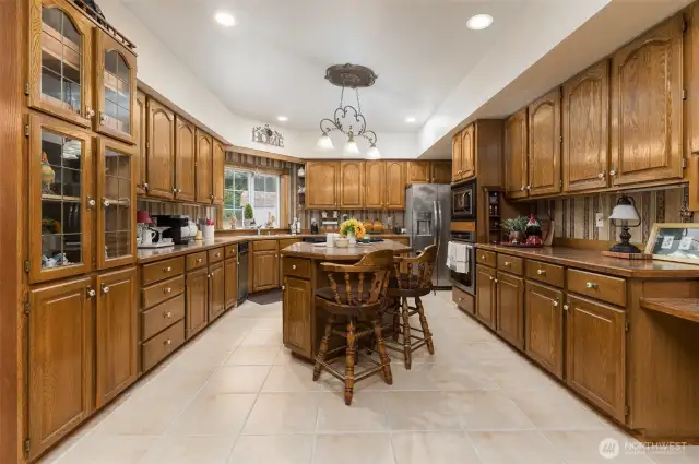 Lots of room in the kitchen, including many nearly new appliances