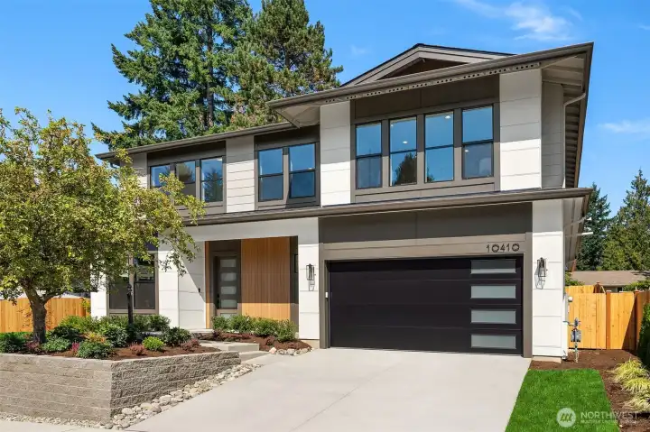 MN Custom Homes introduces a transitional design in the convenient Juanita neighborhood