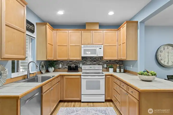 Kitchen with peninsula breakfast bar