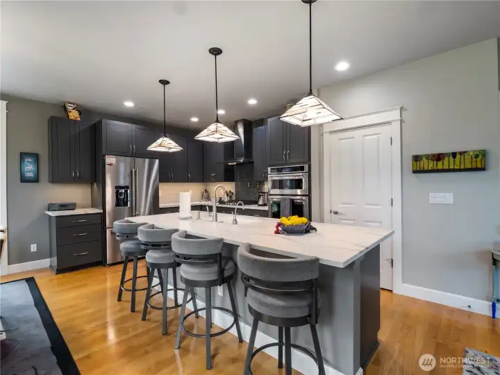 stainless steel appliances and a walk in pantry. What more can you wish for?