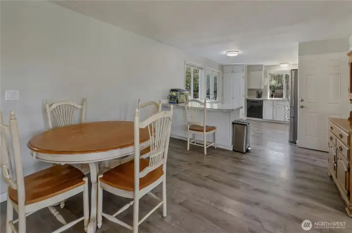 Perfect "working triangle" in kitchen, places sink right in the middle of Stove, Oven, Fridge and Dishwasher. Functional and efficient.