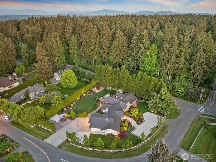 Sprawling, Spacious Estate and Property, Close to Bridle Trails State Park in The Highly Desirable Silver Spurs.