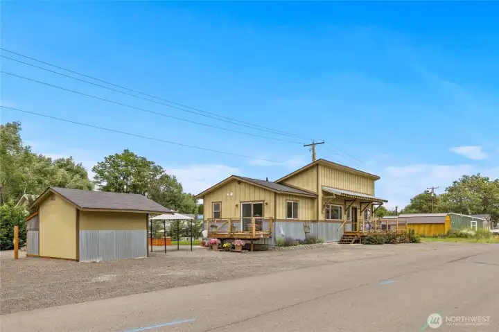 3 bedroom, 1 3/4 bath with a nice size outbuilding with power and insulated 3 bedroom, 1 3/4 bath with a nice size outbuilding with power and insulated