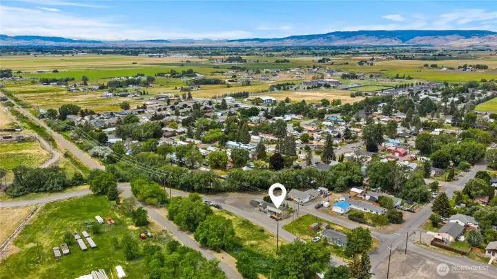 Home is on the south side of town near the John Wayne Trail (Palouse to Cascades) which is excellent to get out on and ride or walk. Home is on the south side of town near the John Wayne Trail (Palouse to Cascades) which is excellent to get out on and ride or walk.