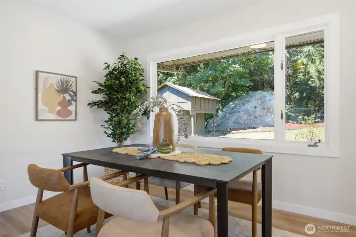 Dining Area that takes advantage of the view Dining Area that takes advantage of the view