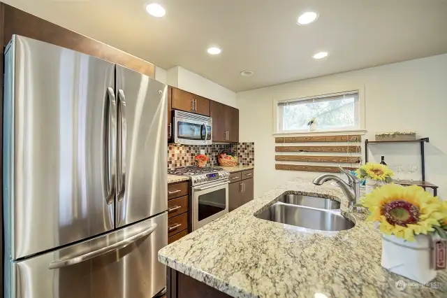 beautiful kitchen w/ gas cooking and high end stainless appliances