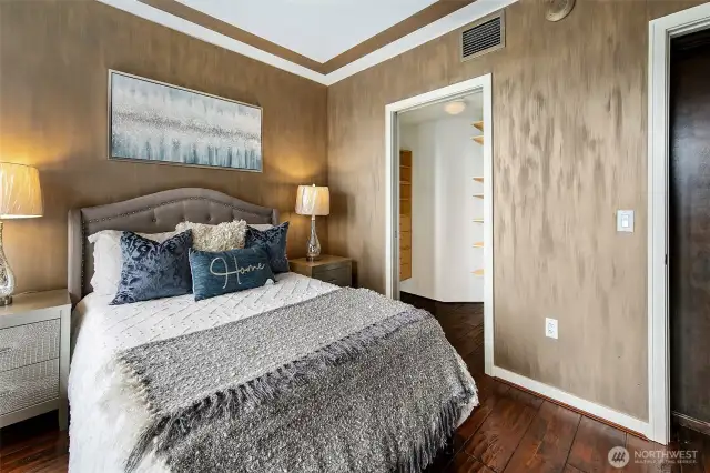 Bedroom walk in closet with organier
