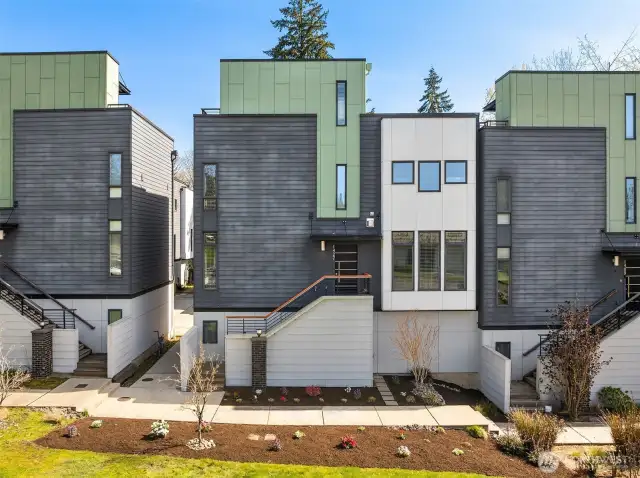 Park12 offers 12 townhomes units with rooftop decks. This unit lives like new!
