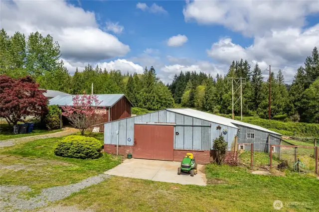 Shop 60'x30' w/attached  heated kennels