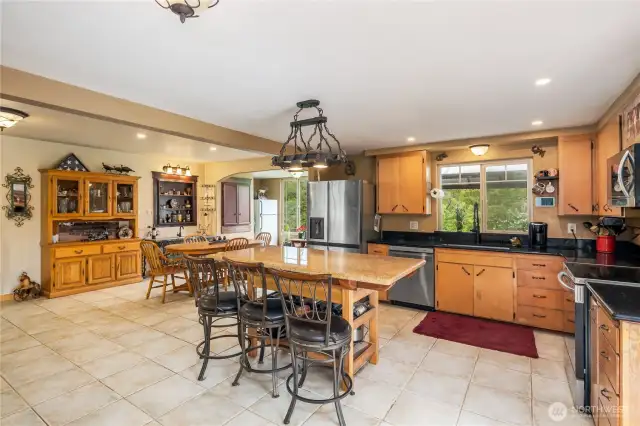 Open kitchen w/large granite island seats 3-5