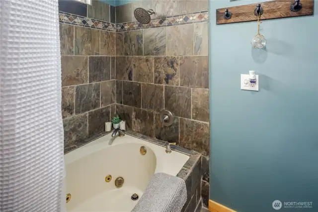 Primary bath w/jetted tub